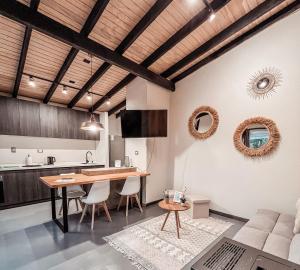 a kitchen and living room with a wooden ceiling at suite campestre con terraza in Puerto Varas