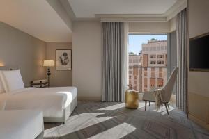 ein Hotelzimmer mit einem Bett und einem großen Fenster in der Unterkunft Jumeirah Jabal Omar Makkah in Mekka + 99 Fotos