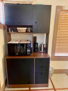 Η κουζίνα ή μικρή κουζίνα στο Kenzie's Cottage - Downtown, Hot Tub