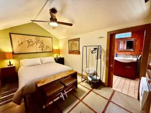 Ένα ή περισσότερα κρεβάτια σε δωμάτιο στο Kenzie's Cottage - Downtown, Hot Tub