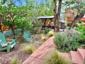 Κήπος έξω από το Kenzie's Cottage - Downtown, Hot Tub +12 φωτογραφίες