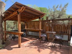 Αίθριο ή υπαίθριος χώρος στο Kenzie's Cottage - Downtown, Hot Tub