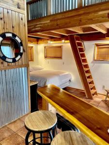 モアブにあるBogie's Bungalow-Hot Tub, Downtown, 2nd Bathroomのベッドルーム1室(ベッド1台付)、階段のあるキャビン