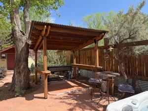 モアブにあるBogie's Bungalow-Hot Tub, Downtown, 2nd Bathroomの木製パーゴラ(椅子、テーブル、グリル付) +10枚の写真
