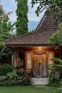a small house with a roof at Joglo Retreat in Canggu +1 photo
