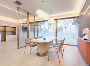 a dining room with a table and chairs at Hanting Hotel Beijing Fangzhuang Fangxingyuan in Beijing