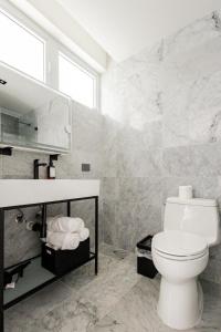 Koupelna v ubytování Los Vanderbilt 2 Queens Pool ResortVibe Near Beach