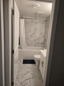 Ένα μπάνιο στο Guest Suite in Southwest Calgary +18 φωτογραφίες