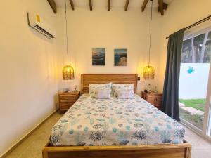 Un dormitorio con una cama grande y una ventana. en Jasibe Oceanside in Amatecampo - Steps to beach - Flexible Checkout, en El Porvenir 73 fotos más