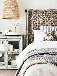 1 dormitorio con 1 cama y mesa auxiliar con lámpara en The Tasman Secret, en Manyana