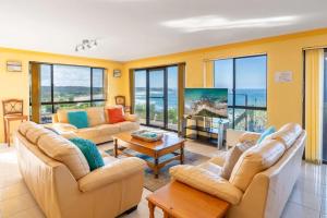 ManyanaにあるHasta Manyana ocean front villaのソファ2つとテーブルのあるリビングルーム