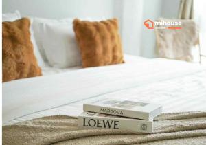 een stapel boeken bovenop een bed bij veranda Residence in Na Jomtien +8 foto's