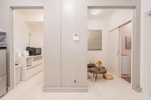 cocina con paredes blancas y mesa en 桜の川70-36池袋駅8分钟 1DK套房 max5人房 宽敞安静 ikeburuko, en Tokio