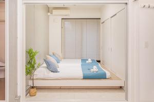 Un dormitorio con una cama con dos animales de peluche encima. en 桜の川70-36池袋駅8分钟 1DK套房 max5人房 宽敞安静 ikeburuko, en Tokio