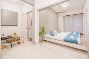 Un dormitorio con una cama grande con almohadas azules. en 桜の川70-36池袋駅8分钟 1DK套房 max5人房 宽敞安静 ikeburuko, en Tokio