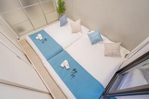 Habitación con cama con almohadas azules en 桜の川70-36池袋駅8分钟 1DK套房 max5人房 宽敞安静 ikeburuko, en Tokio