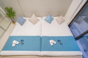 Una cama con almohadas y un libro. en 桜の川70-36池袋駅8分钟 1DK套房 max5人房 宽敞安静 ikeburuko, en Tokio 36 fotos más