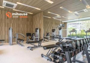 een sportschool met loopbanden en gewichten bij veranda Residence in Na Jomtien