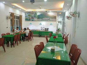 Un restaurante u otro lugar para comer en catba sunrise hotel
