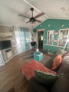 Et tv og/eller underholdning på Cozy Private Cottage Only 5 miles from Disney