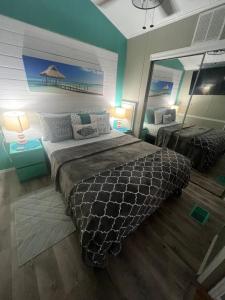 En eller flere senge i et værelse på Cozy Private Cottage Only 5 miles from Disney