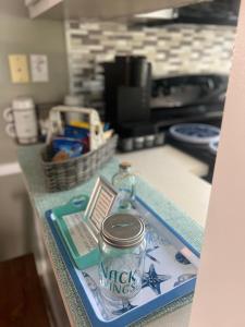 Køkken eller tekøkken på Cozy Private Cottage Only 5 miles from Disney + 15 billeder