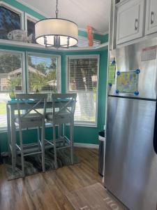 Køkken eller tekøkken på Cozy Private Cottage Only 5 miles from Disney