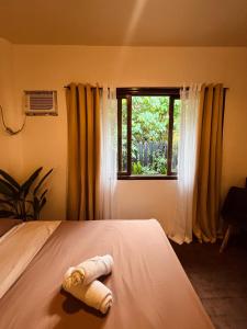 Ένα ή περισσότερα κρεβάτια σε δωμάτιο στο Paians 2BR Home, across Cloud 9, General Luna