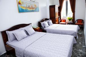 a hotel room with two beds with white sheets at HOTEL DUY NHẤT 2 in Phú Nhơn +80 photos
