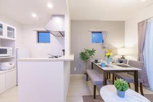 eine Küche und ein Esszimmer mit einem Tisch und einem Esszimmer in der Unterkunft 6 min to Nagoya Brand-new building Sleeps 5 in Nagoya + 20 Fotos