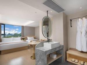 Koupelna v ubytování Immersing Hotel Guilin Two Rivers and Four Lakes Dongxi Alley + 238 fotografií