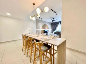 a dining room with a table and some chairs at Midvalley Mosaic Southkey Muji w 3BR bathtub by Our Stay in Johor Bahru