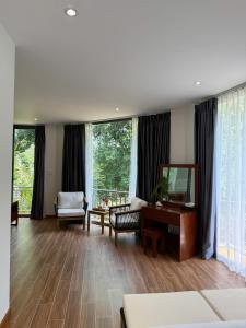 un soggiorno con un divano e uno specchio di Agarwood Garden Resort Phu Quoc a Phu Quoc
