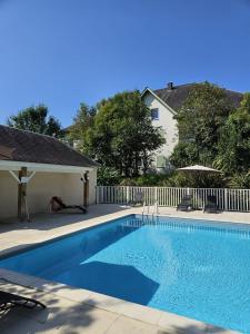 Πισίνα στο ή κοντά στο Studio cosy avec terrasse dans résidence avec piscine, proche thermes et centre ville