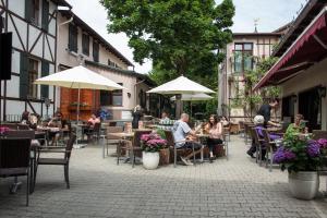 Hotel Schwarzer Adler Tangermünde tesisinde bir restoran veya yemek mekanı