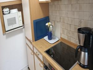 Una cocina o kitchenette en Sorpesee Ferienhaus mit Panoramablick 27 fotos más