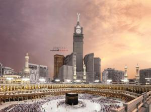 eine große Menschenmenge in einer Stadt mit einem Uhrturm in der Unterkunft Swissotel Makkah in Mekka
