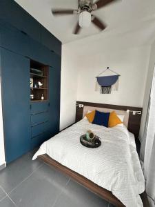 a bedroom with a bed with a blue wall at Loft ËNXË Boutique Habitación Green in Cuetzalán del Progreso