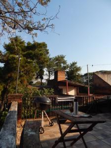 - un barbecue et une table sur la terrasse dans l'établissement Depto Terraza & Confort, à Posadas