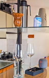 deux verres à vin assis sur un comptoir dans une cuisine dans l'établissement Depto Terraza & Confort, à Posadas