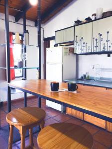 - une table en bois dans une cuisine avec deux tasses dans l'établissement Depto Terraza & Confort, à Posadas