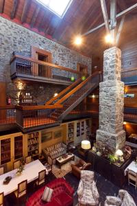 Habitación grande con escalera y pilar de piedra. en Hotel Antsotegi, en Etxebarria