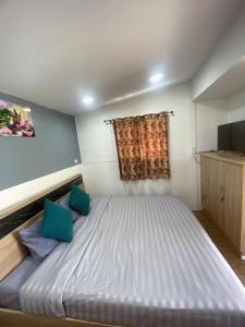 Postel nebo postele na pokoji v ubytování Manee House - บ้านมณี