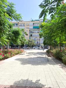 Un parque con árboles y un edificio al fondo. en Granada Eye, en Granada