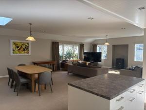 Μια τηλεόραση ή/και κέντρο ψυχαγωγίας στο Alpine Rose Retreat