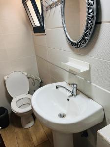 Gallery image of צימר בצפת, מרווח ושקט, חצר גדולה, מיועד לשומרי שבת, ישנן שתי מיטות רגילות ועוד שתיים מתקפלות, ארבע מיטות סך הכל in Safed +4 photos