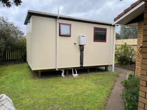 パラパラウム・ビーチにあるCozy Private Unitの家の隣の庭にある移動式住宅