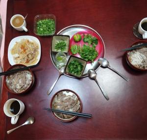 Đồ ăn tại/gần nhà khách