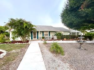 Taman di luar Beautiful Waterfront Home Less Than 7 mins to Beaches