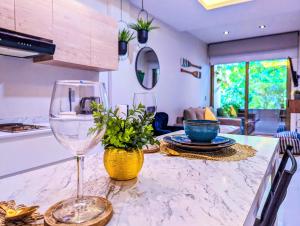 Η κουζίνα ή μικρή κουζίνα στο Romantic Playa Escape I 500m Award-Winning Beach I King Bed I AC Pool Gym WiFi 205